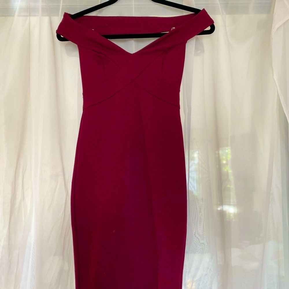 NWOT Lulu’s Off-shoulder dress